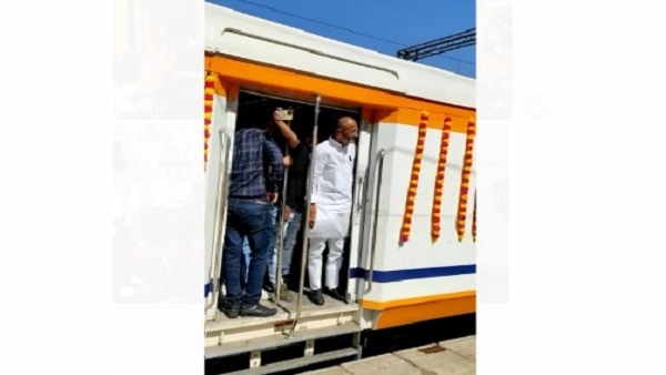 सांसद ने पहले ट्रेन को हरीझंडी दिखाई, फिर उसी में बैठकर सागर सांसद ने पहले ट्रेन को हरीझंडी दिखाई, फिर उसी में बैठकर सागर