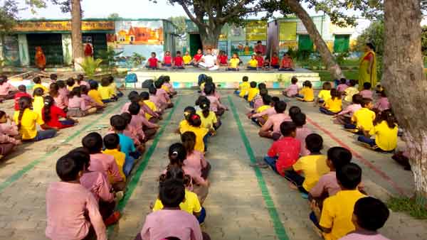 विद्यालय परिसर हरा भरा, बच्चे करते हैं योगा