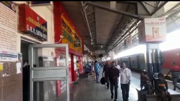 प्लेटफार्म नंबर 2 में छूटा ट्रॉली बैग