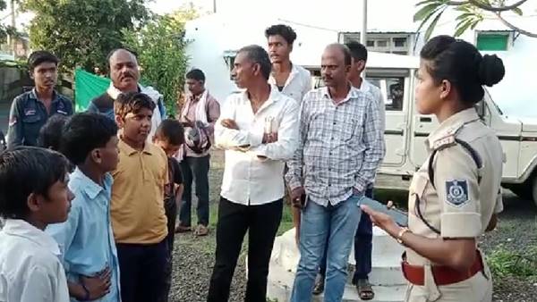 अगले दिन बच्चों के पैरेंट्स ने मचाया हंगामा 