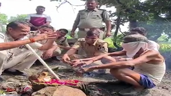पुलिसवाले ने शिवलिंग बनवाया और पूजा करा दी