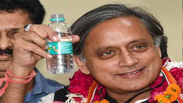 जी-23 वाले स्टैंड से काफी पीछे हट चुके हैं थरूर