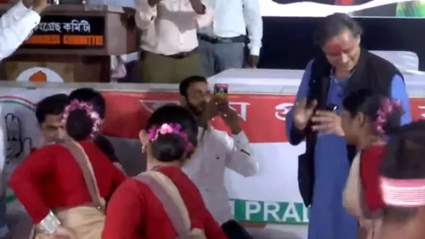 शशी थरूर बिहू नृत्य कर रहे लोक कलाकारों की ताल से ताल मिलाया शशी थरूर बिहू नृत्य कर रहे लोक कलाकारों की ताल से ताल मिलाया
