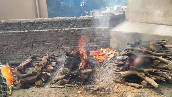 गलियों में हो रहा शवदाह, आरती स्थल भी बदल