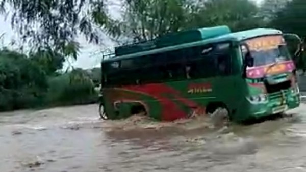 नाले के ऊपर से बस निकालते समय हो गया हादसा