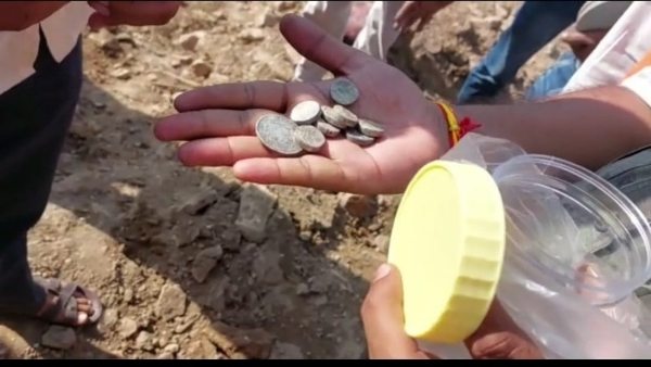 मजदूर ने कहा सिर्फ 45 सिक्के मिले