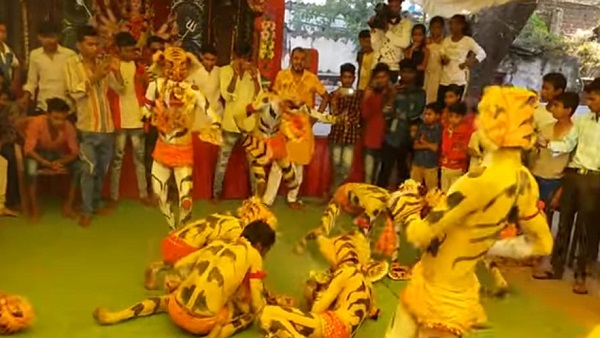 मां शेरावाली की मनौती पूरी करने बच्चों को शेर बनाकर नचाते हैं