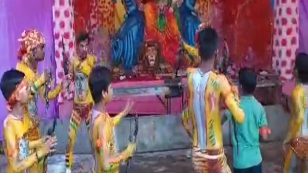 अखाड़े और सांस्कृतिक संस्थान भी नृत्य कराते हैं