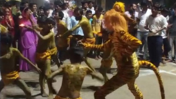 पहले जंगलों में जाकर नृत्य करते थे, अब शहरों में ही बची परंपरा