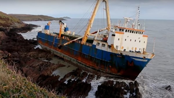 आधा हिस्सा टूट गया