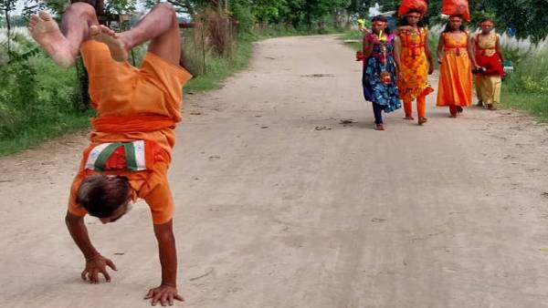 हाथ के सहारे चलकर बाबा बैद्यनाथ का दर्शन