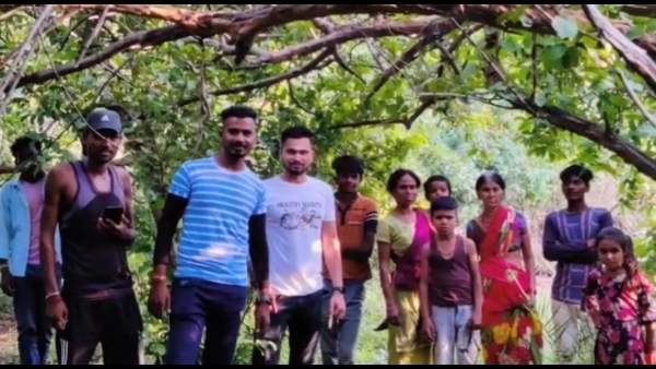 अमरूद के पेड़ के नीचे बैठ कर खाते हैं प्रसादी