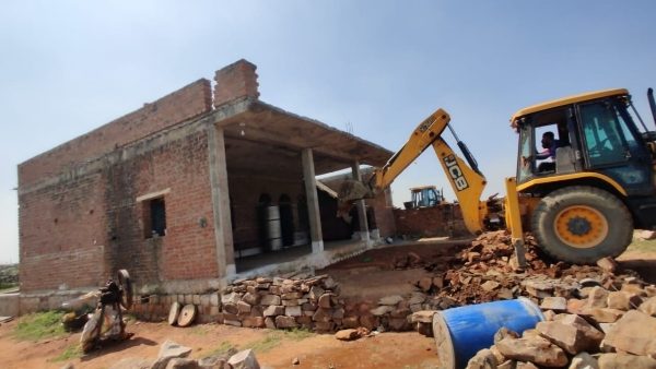 बुलडोजर ने ढहाए 12 मकान और वन भूमि को कराया अतिक्रमण मुक्त
