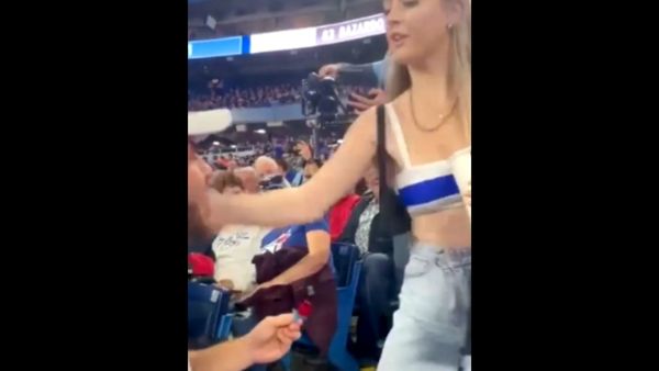 लड़की ने जड़ा जोरदार थप्पड़ लड़की ने जड़ा जोरदार थप्पड़