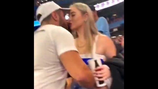 शख्स ने गर्लफ्रेंड को किया किस शख्स ने गर्लफ्रेंड को किया किस