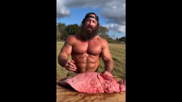 बिल्कुल कच्चा मांस खाता है ये शख्स
