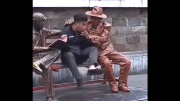 डर के मारे हुआ बुरा हाल डर के मारे हुआ बुरा हाल