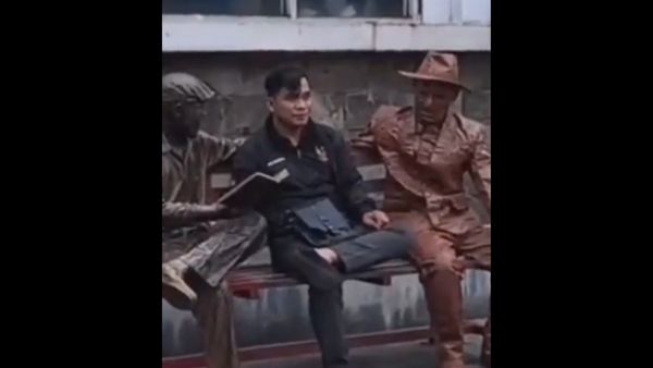 आराम से तस्वीर खिंचवा रहा था शख्स आराम से तस्वीर खिंचवा रहा था शख्स