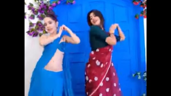 झूमती दिखीं दोनों झूमती दिखीं दोनों