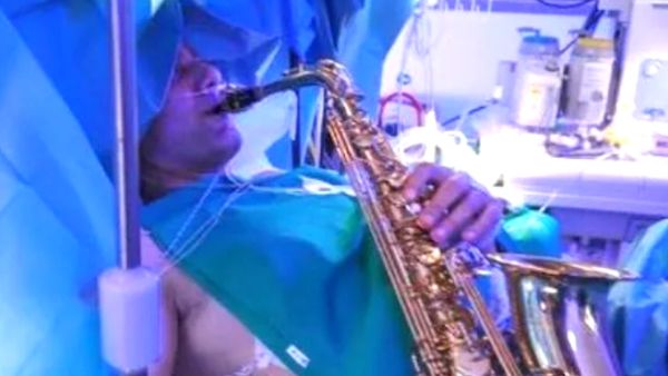 सेक्सोफोन बजाता रहा मरीज सेक्सोफोन बजाता रहा मरीज