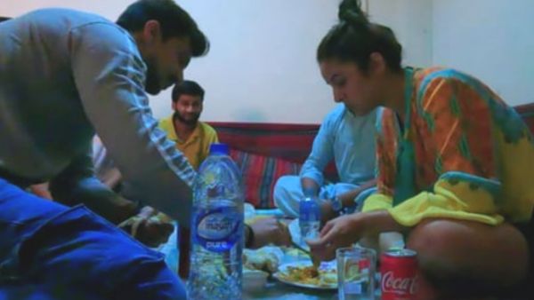 फर्श पर बैठकर खाया खाना फर्श पर बैठकर खाया खाना