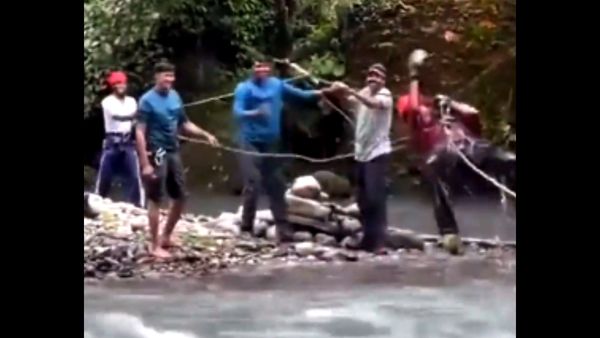रस्सी के सहारे नदी पार करता दिखा शख्स