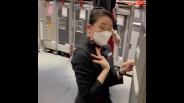 हैरान हुई एयर हॉस्टेस