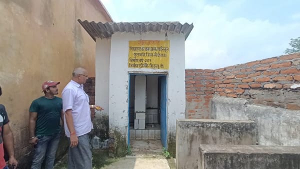 पानी एवं बालिका शौचालय का अभाव