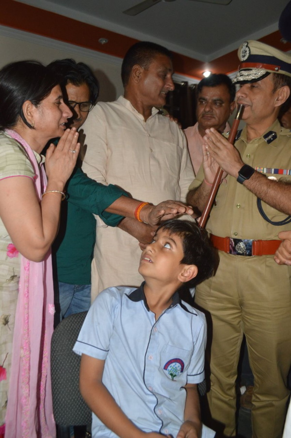 नदी में बदमाशों को चारों तरफ से घेरा नदी में बदमाशों को चारों तरफ से घेरा