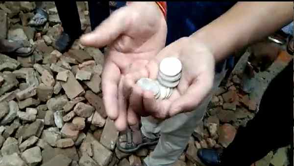बदायूं में जर्जर मकान से निकलने लगे चांदी के सिक्के