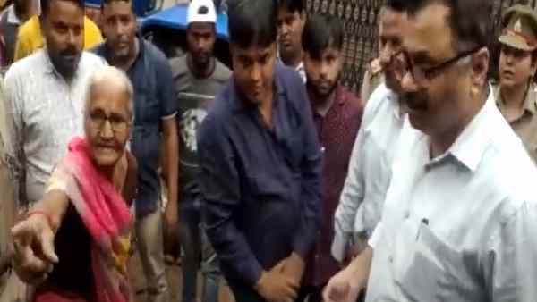 कुछ सिक्के लेकर भागने की भी खबरें