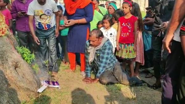 ग्रामीणों की काफी भीड़ इकट्ठा