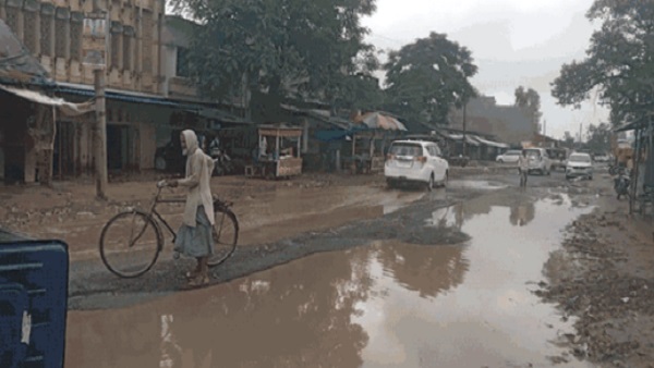 यात्रियों ने खुद ही निकाला वहां से ई-रिक्शा