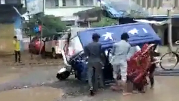 बाढ़ प्रभावित इलाकों का दौरा करने निकले थे अफसर