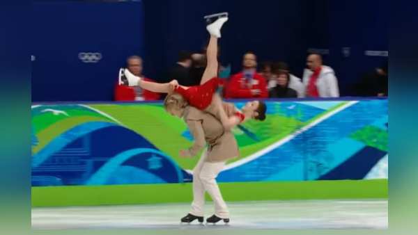 डांस के दौरान जिमनास्टिक