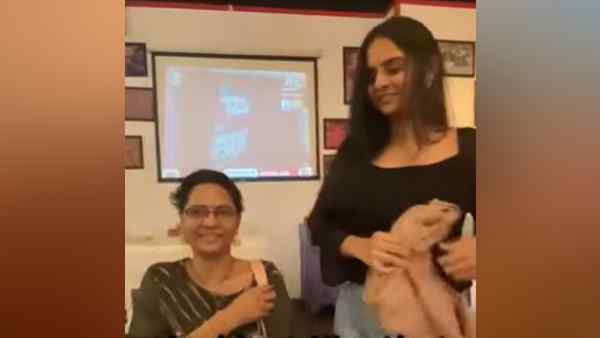 डेटिंग में मां, सरप्राइज के साथ शॉक भी ! डेटिंग में मां, सरप्राइज के साथ शॉक भी !