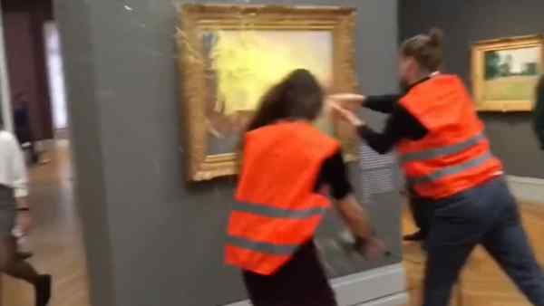 लड़कियों ने लंदन में फेंका, अब जर्मनी में विरोध