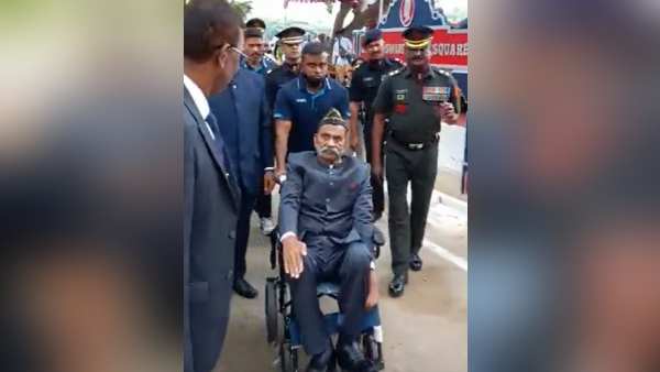 सूबेदार मेजर स्वामी ने अधिकारियों को सलामी दी