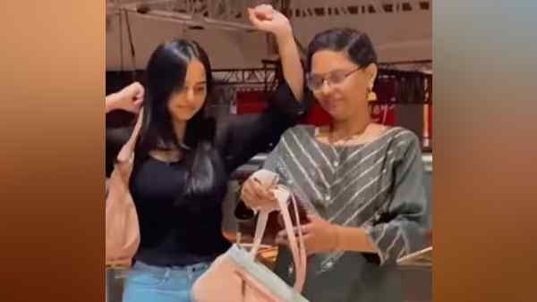 डेटिंग का प्लान और मां की मौजूदगी डेटिंग का प्लान और मां की मौजूदगी