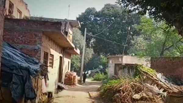 100 साल के ग्रामीण के चेहरे पर खुशी