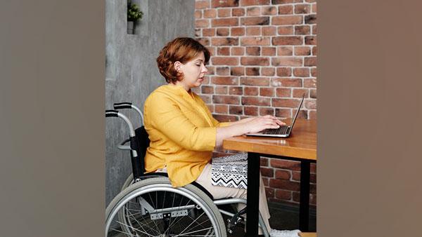 iTad पर उंगलियां प्लेन सरफेस पर 