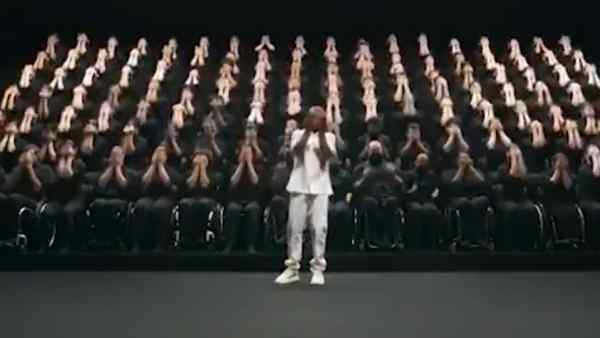 काले रंग के कपड़े पहने कलाकार काले रंग के कपड़े पहने कलाकार