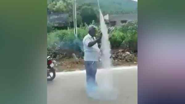 सिगरेट से 20 सेकेंड में 11 रॉकेट लॉन्च !