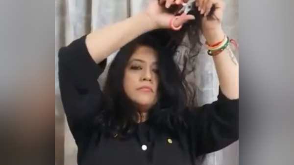 सबके सामने काट डाले बाल