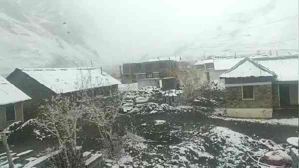 मनाली में भी हुई बर्फबारी