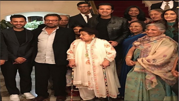 सोशल मीडिया पर वायरल हो रही है तस्वीर