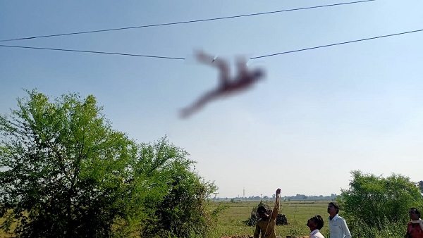 हाईटेंशन लाइन पर युवक झूलकर स्टंट करने लगा