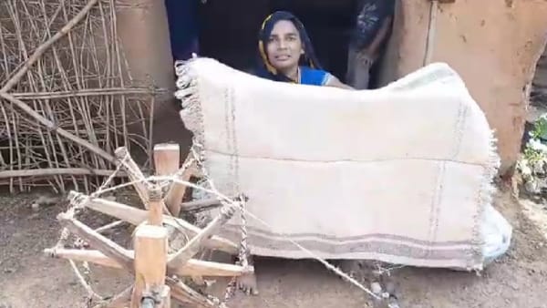 हर घर में चलता है चरखा