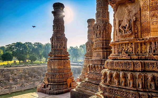 मंदिर के सभामंडप में कुल 52 स्तंभ मंदिर के सभामंडप में कुल 52 स्तंभ