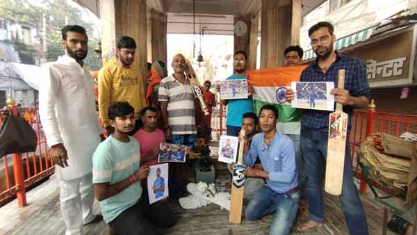 बैट बॉल और खिलाड़ियों के फोटो की हुई पूजा